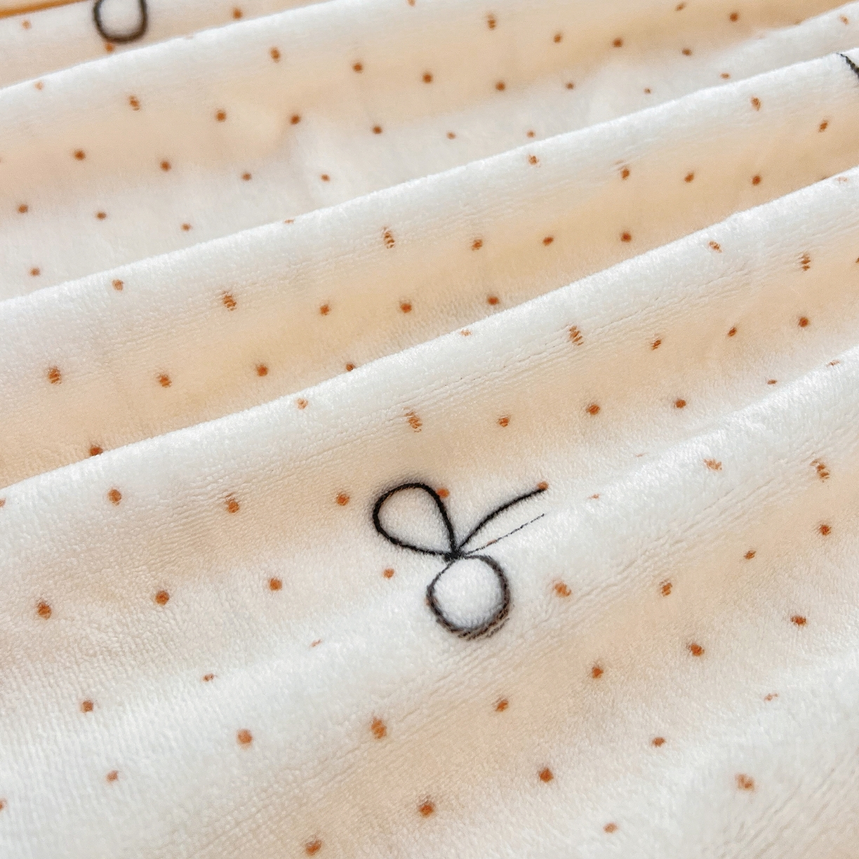 91家纺网 家纺一手货源 找家纺 锦罗绣 2025新款230克牛奶绒印花单床笠 爱心结