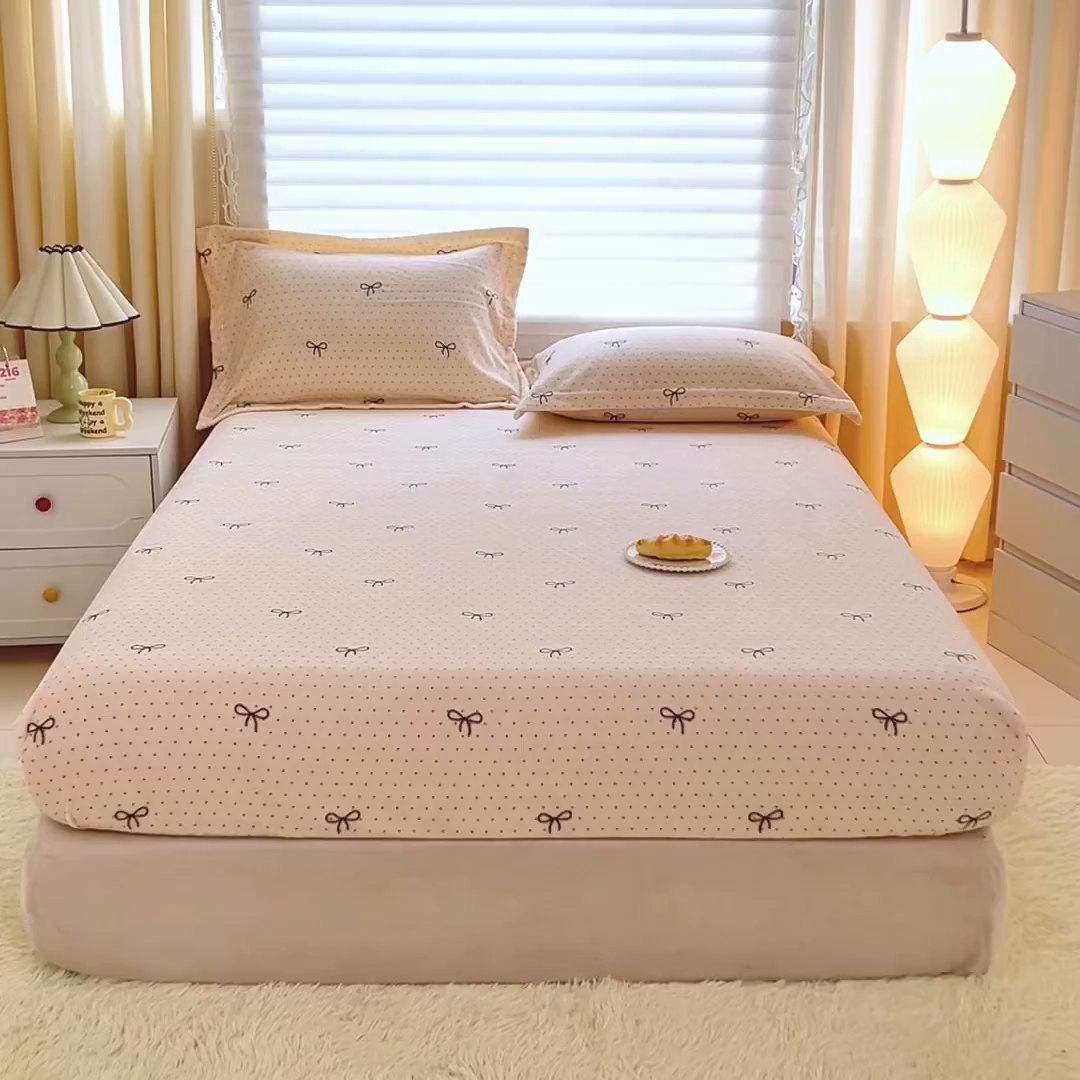 91家纺网 家纺一手货源 找家纺 锦罗绣 2025新款230克牛奶绒印花单床笠 爱心结