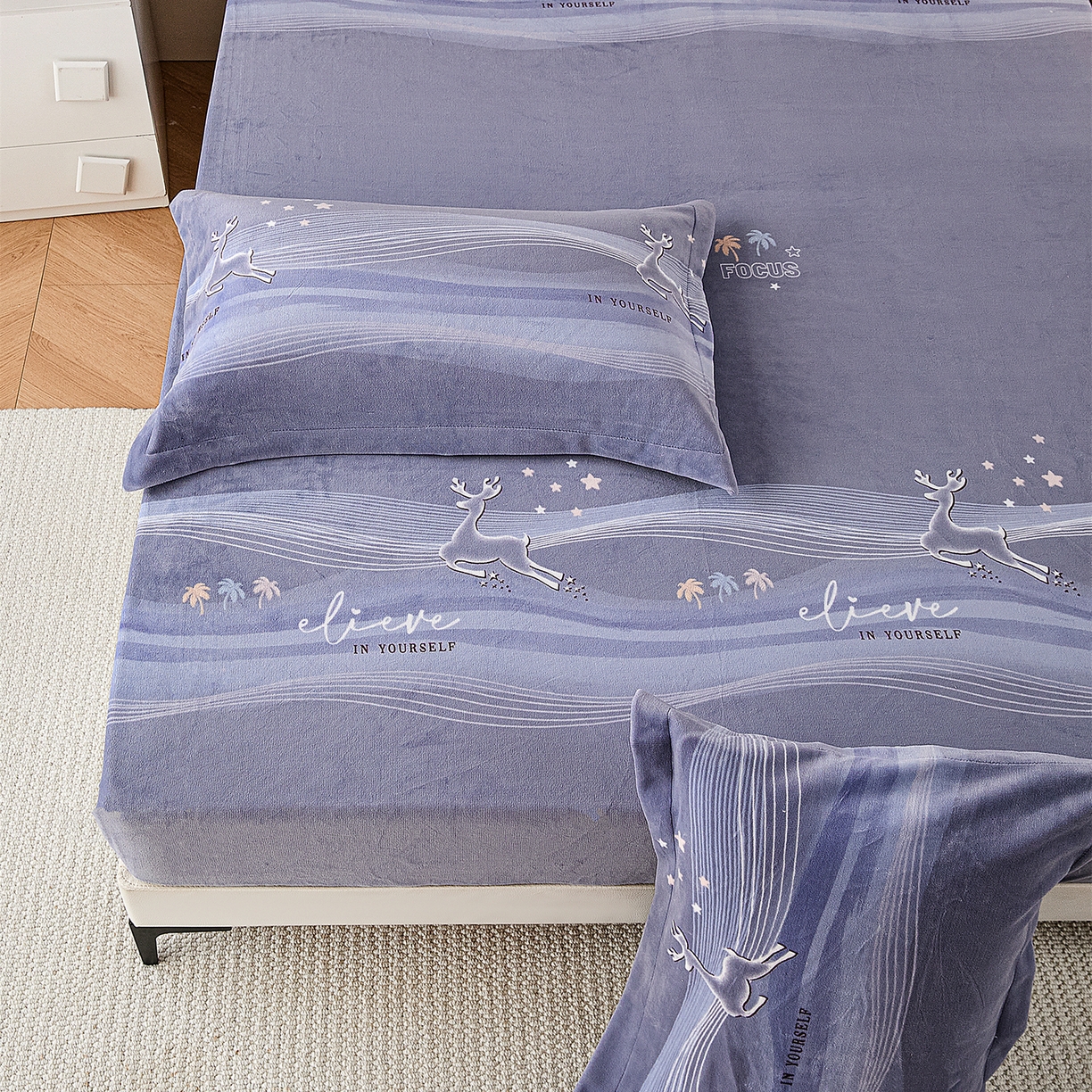 91家纺网 家纺一手货源 找家纺 锦罗绣 2025新款230克牛奶绒印花单床笠 匆匆那年