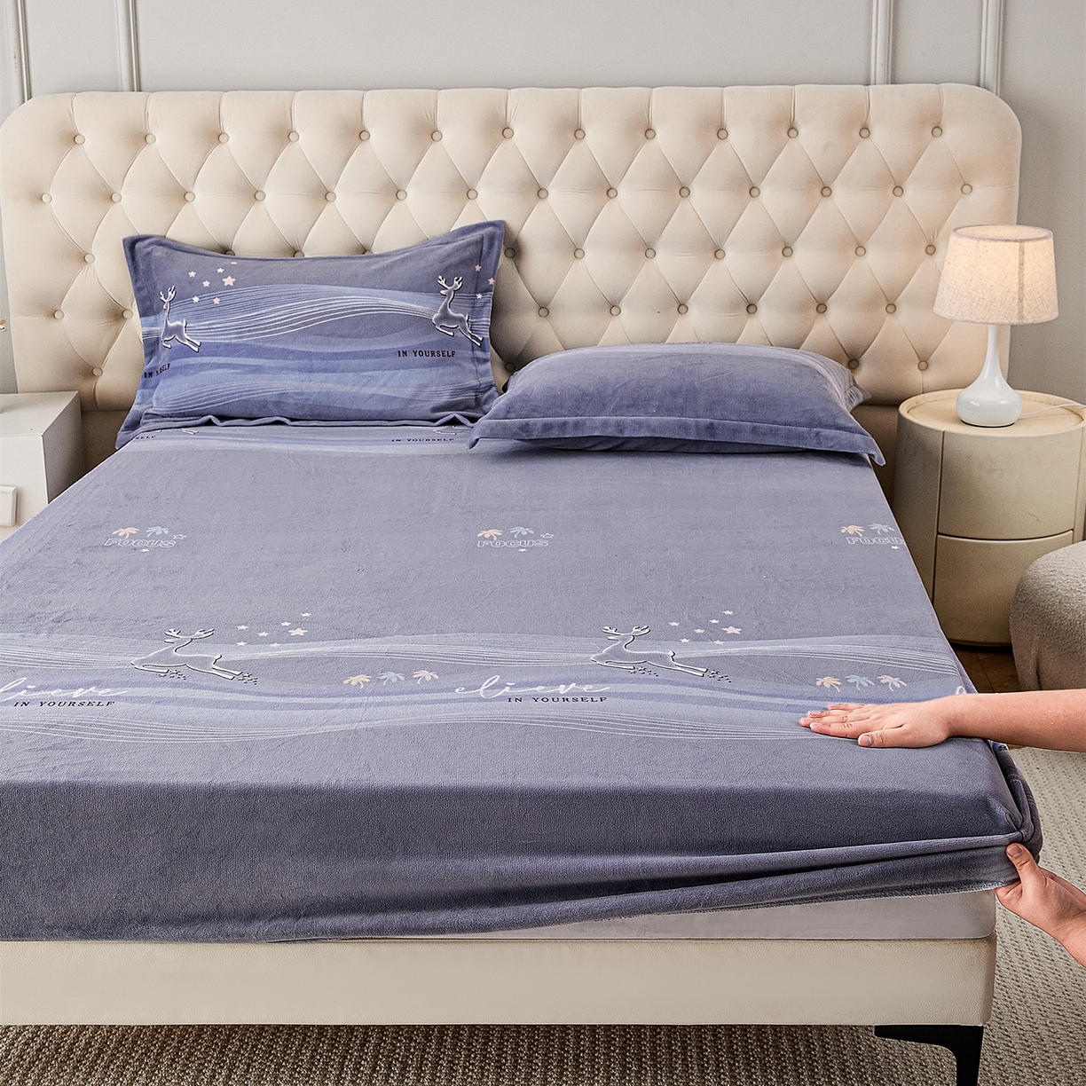 91家纺网 家纺一手货源 找家纺 锦罗绣 2025新款230克牛奶绒印花单床笠 匆匆那年