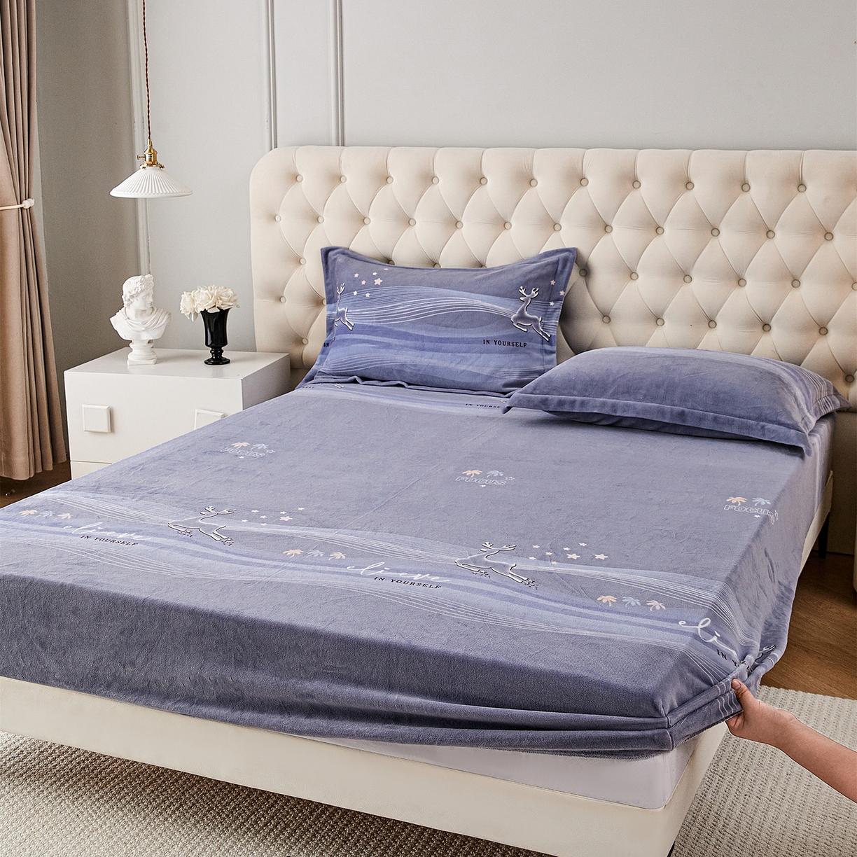 91家纺网 家纺一手货源 找家纺 锦罗绣 2025新款230克牛奶绒印花单床笠 匆匆那年