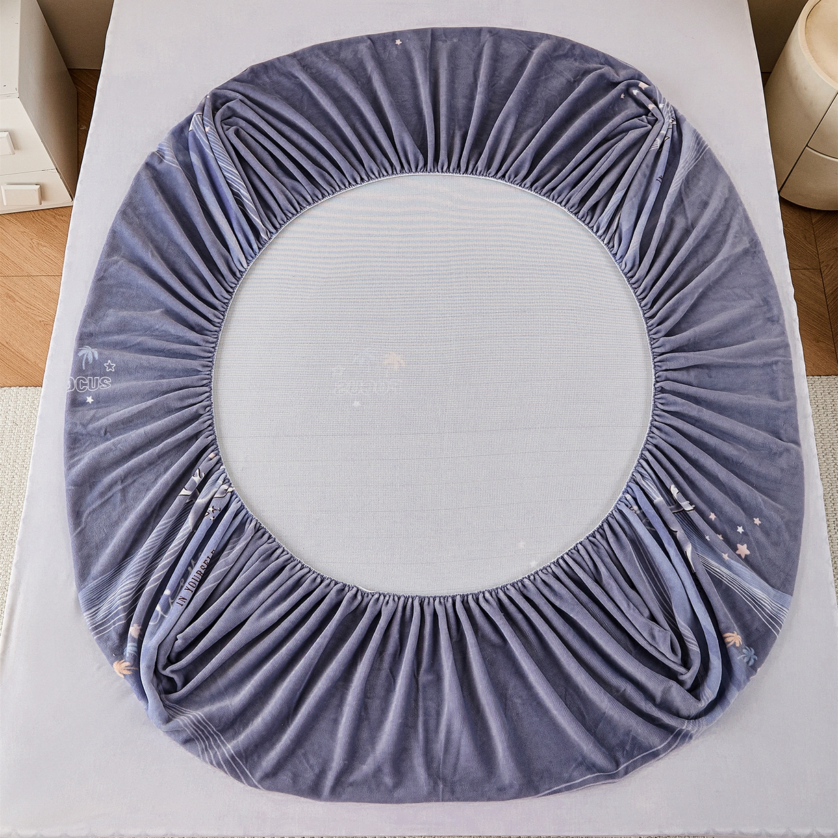 91家纺网 家纺一手货源 找家纺 锦罗绣 2025新款230克牛奶绒印花单床笠 匆匆那年