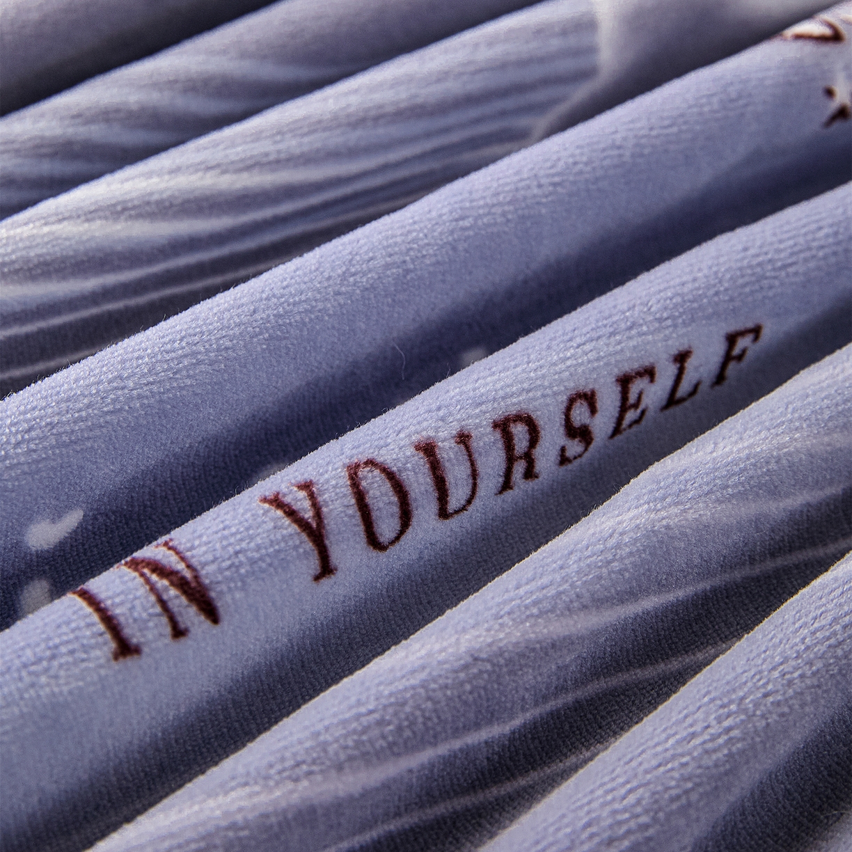 91家纺网 家纺一手货源 找家纺 锦罗绣 2025新款230克牛奶绒印花单床笠 匆匆那年