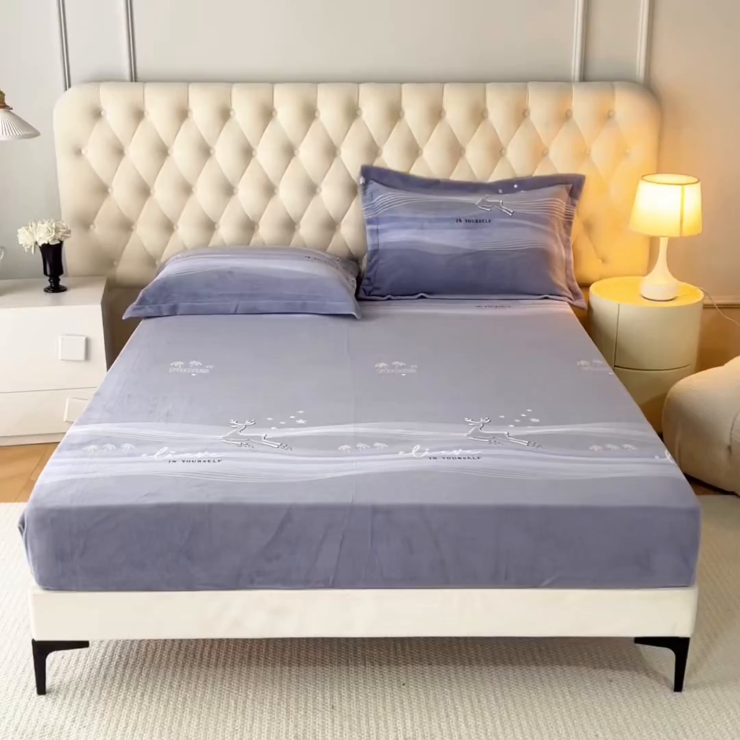 91家纺网 家纺一手货源 找家纺 锦罗绣 2025新款230克牛奶绒印花单床笠 匆匆那年