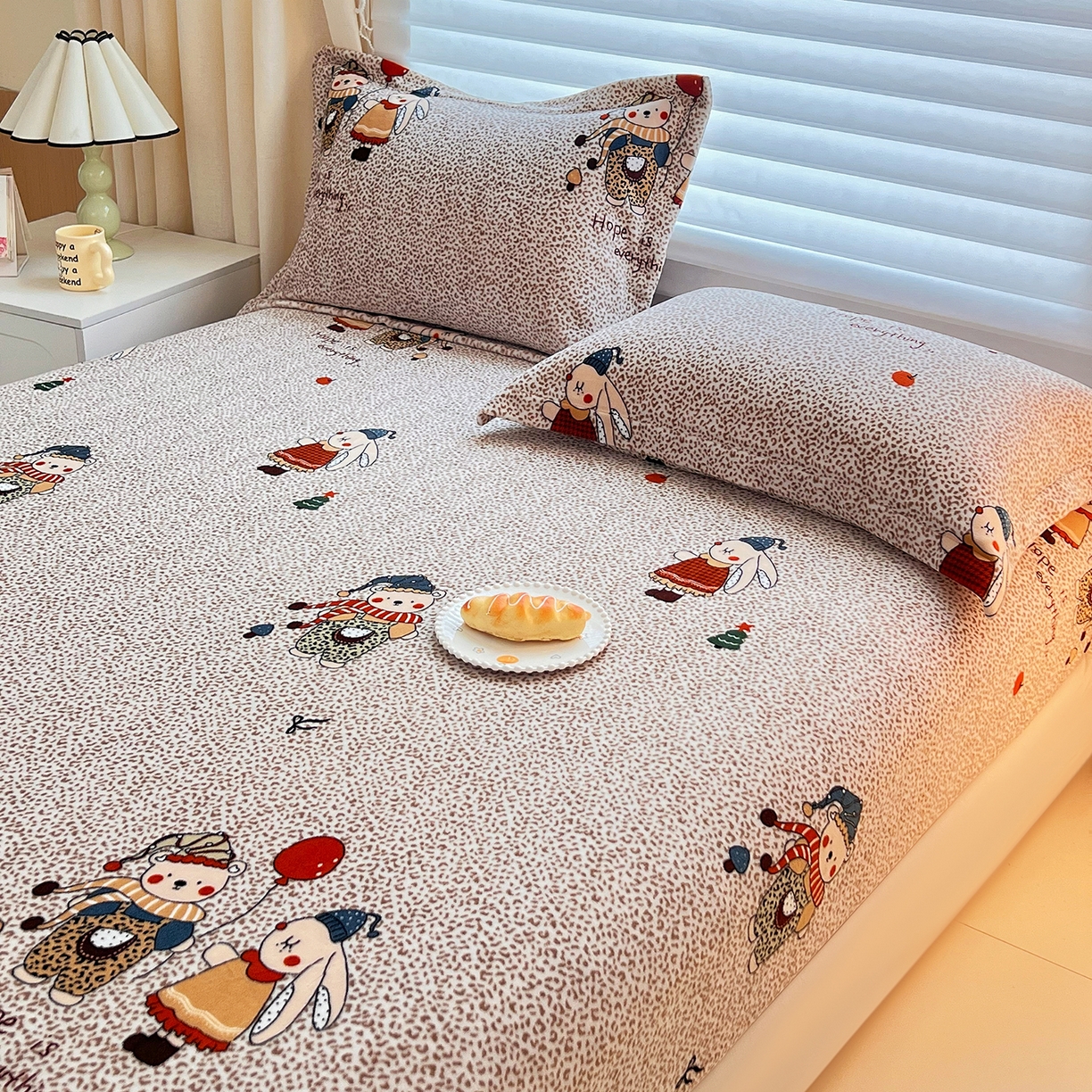 91家纺网 家纺一手货源 找家纺 锦罗绣 2025新款230克牛奶绒印花单床笠 开心宝贝