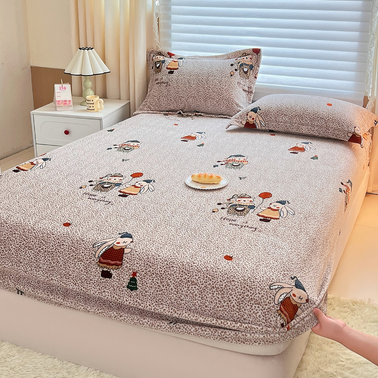 91家纺网 家纺一手货源 找家纺 锦罗绣 2025新款230克牛奶绒印花单床笠 开心宝贝