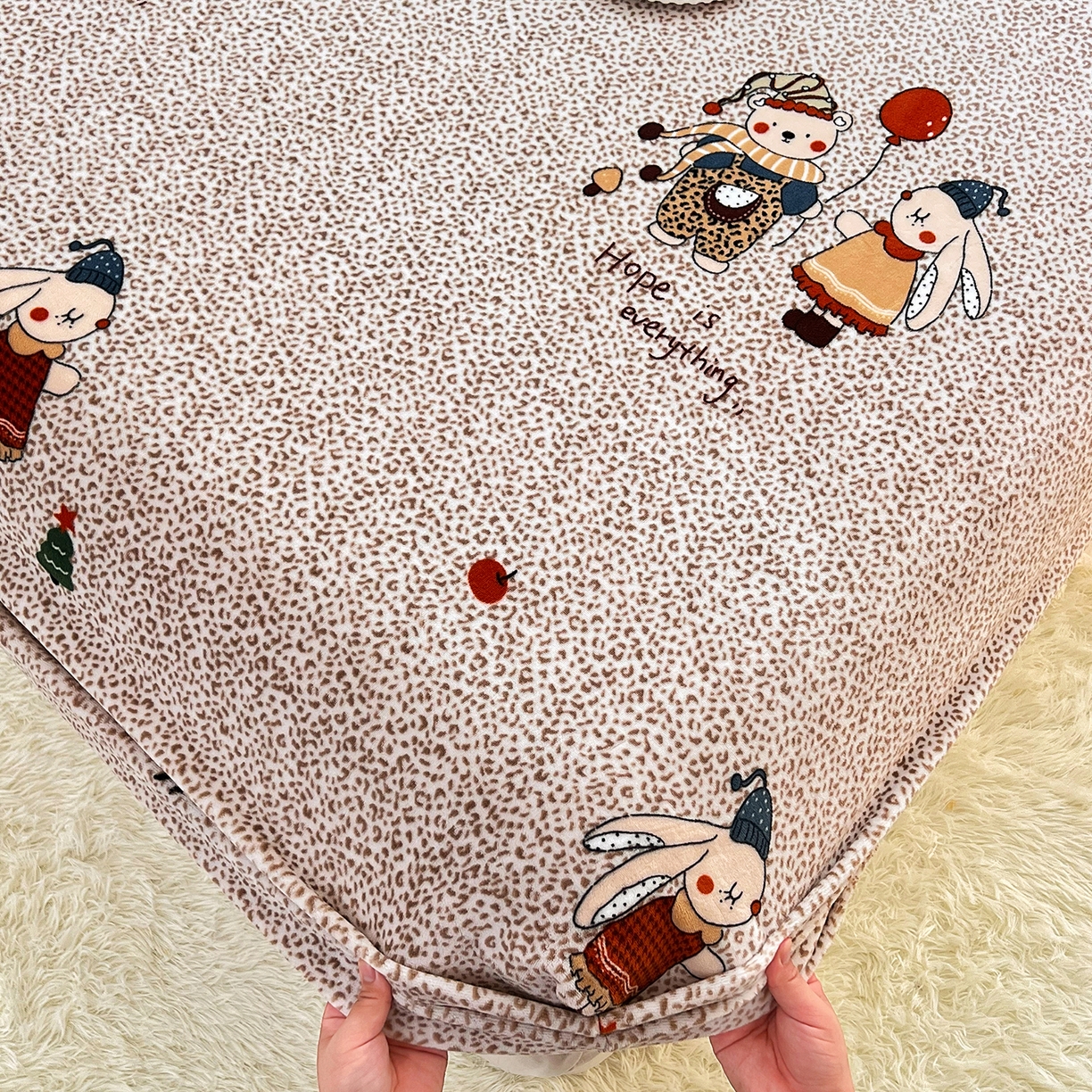 91家纺网 家纺一手货源 找家纺 锦罗绣 2025新款230克牛奶绒印花单床笠 开心宝贝