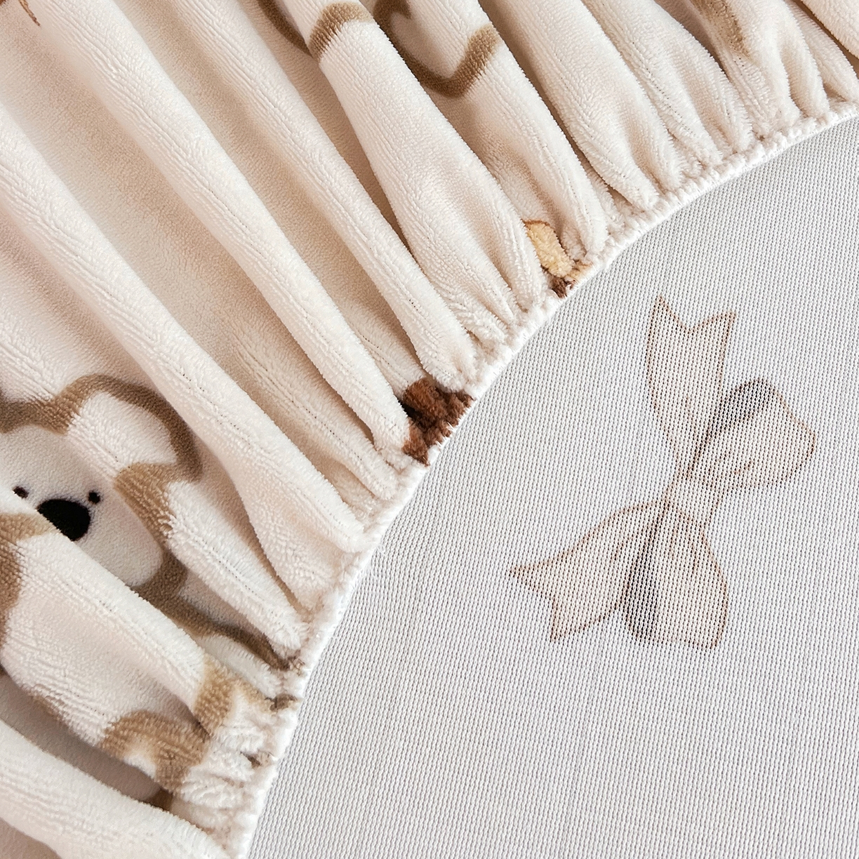 91家纺网 家纺一手货源 找家纺 锦罗绣 2025新款230克牛奶绒印花单床笠 奶香小熊