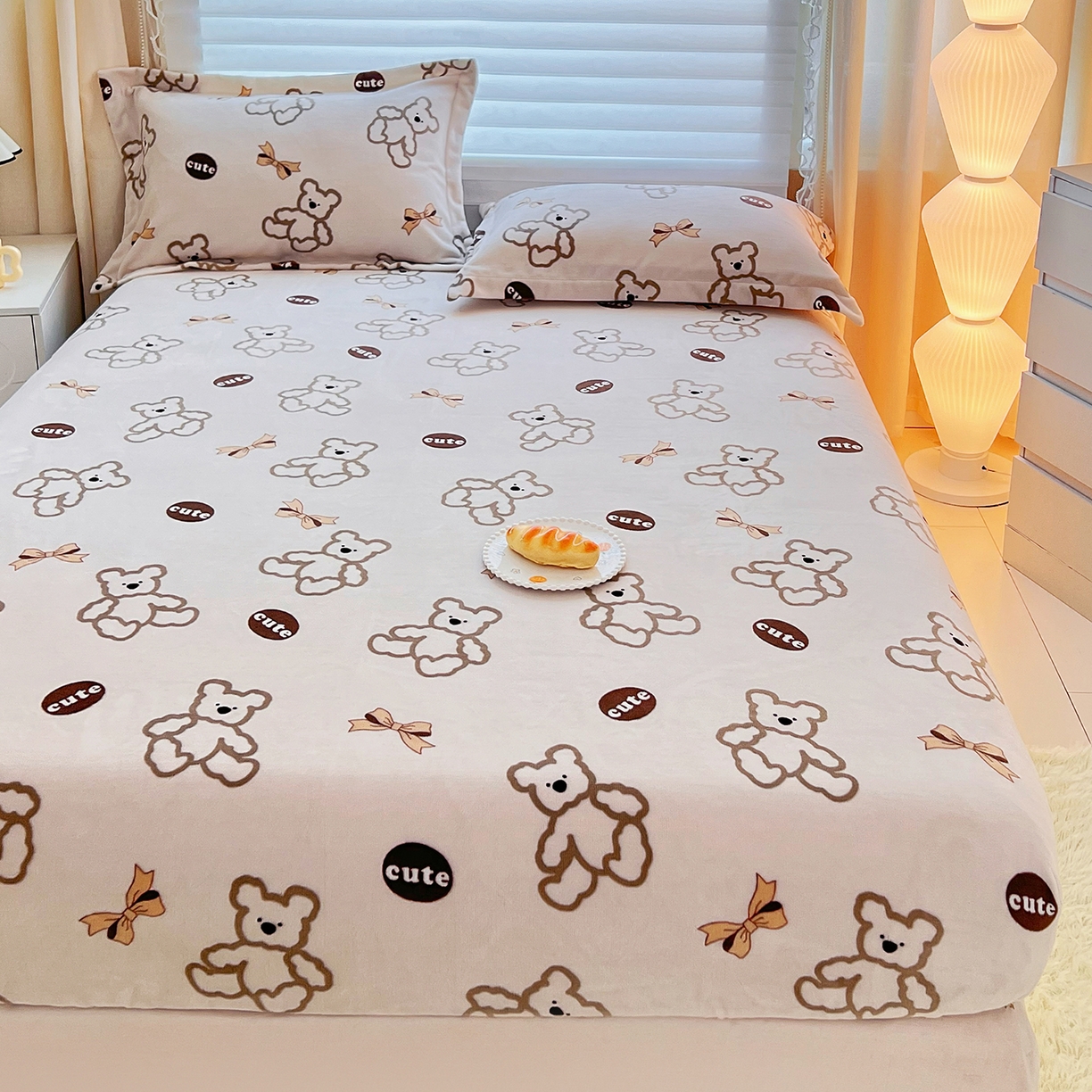 91家纺网 家纺一手货源 找家纺 锦罗绣 2025新款230克牛奶绒印花单床笠 奶香小熊