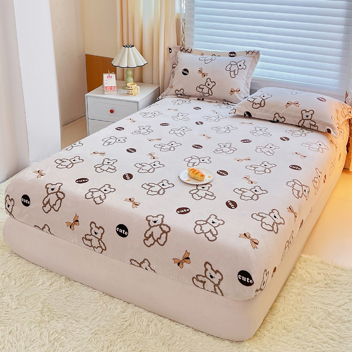 91家纺网 家纺一手货源 找家纺 锦罗绣 2025新款230克牛奶绒印花单床笠 奶香小熊