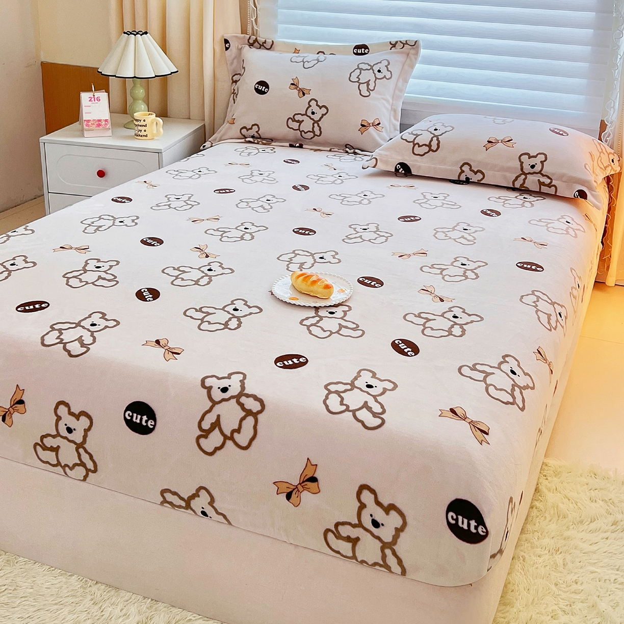 91家纺网 家纺一手货源 找家纺 锦罗绣 2025新款230克牛奶绒印花单床笠 奶香小熊