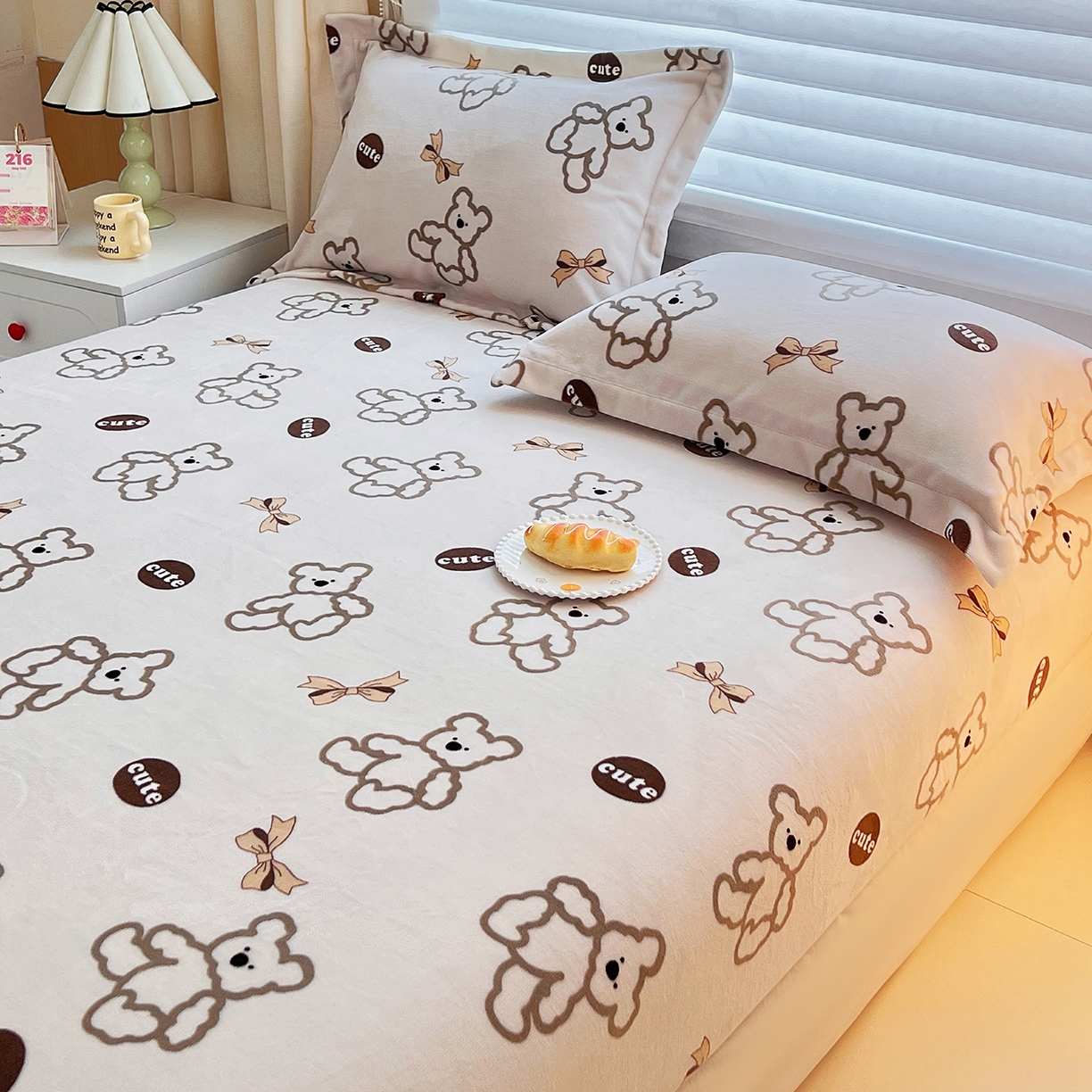 91家纺网 家纺一手货源 找家纺 锦罗绣 2025新款230克牛奶绒印花单床笠 奶香小熊