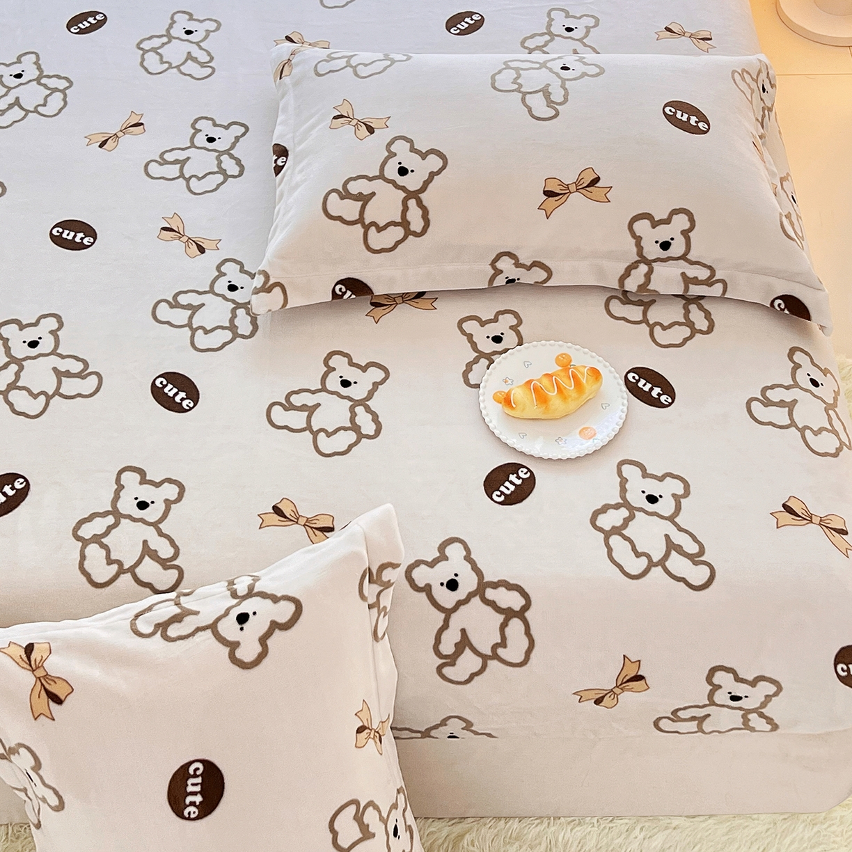 91家纺网 家纺一手货源 找家纺 锦罗绣 2025新款230克牛奶绒印花单床笠 奶香小熊