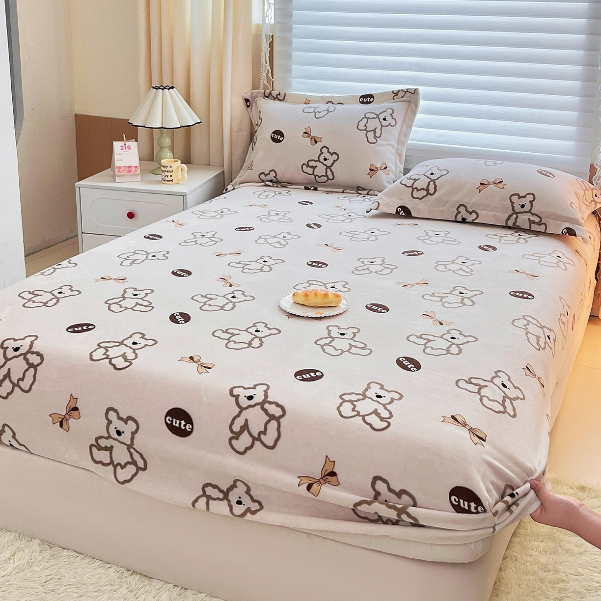 91家纺网 家纺一手货源 找家纺 锦罗绣 2025新款230克牛奶绒印花单床笠 奶香小熊