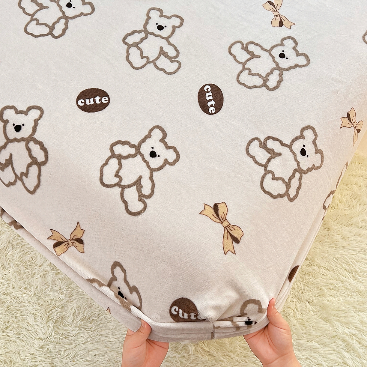 91家纺网 家纺一手货源 找家纺 锦罗绣 2025新款230克牛奶绒印花单床笠 奶香小熊