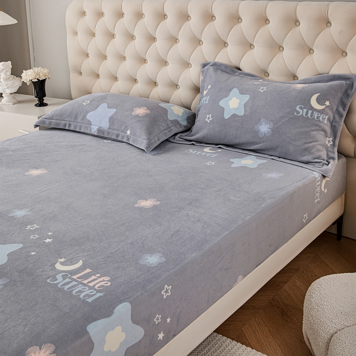 91家纺网 家纺一手货源 找家纺 锦罗绣 2025新款230克牛奶绒印花单床笠 时光