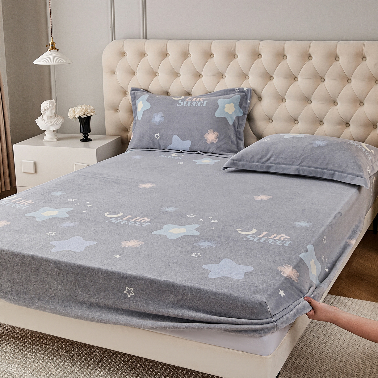 91家纺网 家纺一手货源 找家纺 锦罗绣 2025新款230克牛奶绒印花单床笠 时光