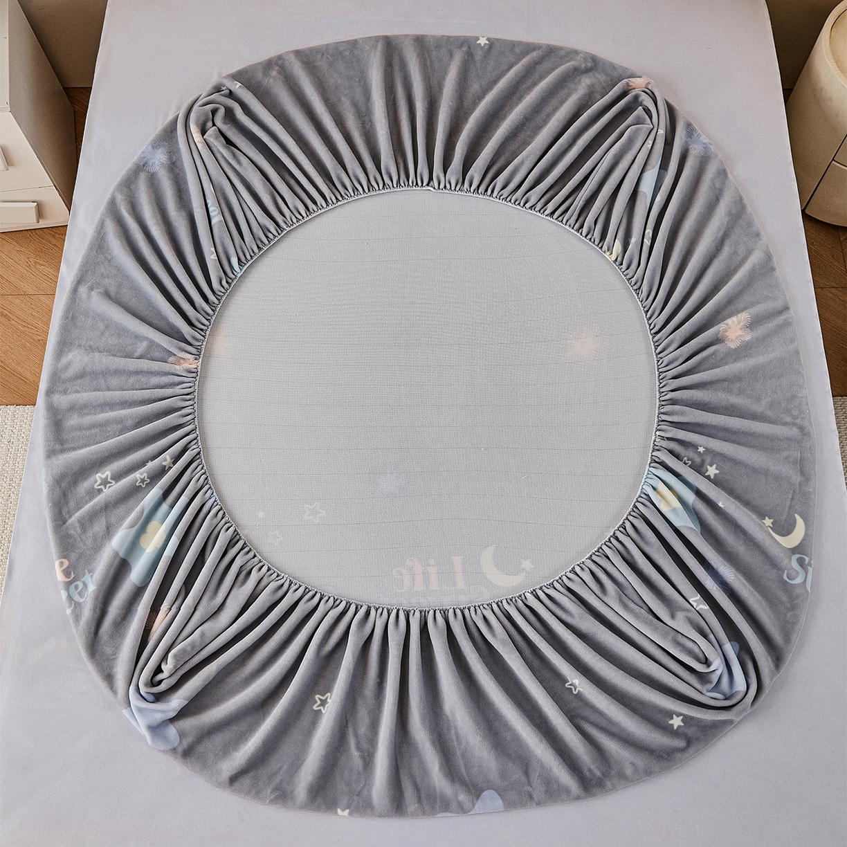 91家纺网 家纺一手货源 找家纺 锦罗绣 2025新款230克牛奶绒印花单床笠 时光