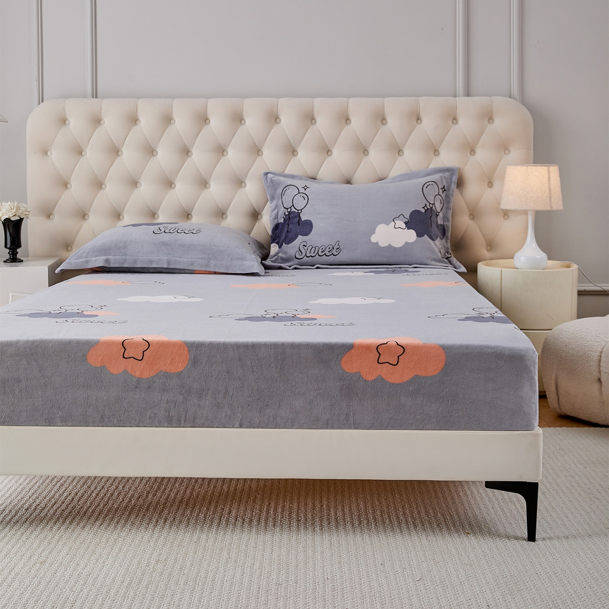 91家纺网 家纺一手货源 找家纺 锦罗绣 2025新款230克牛奶绒印花单床笠 甜蜜宝贝