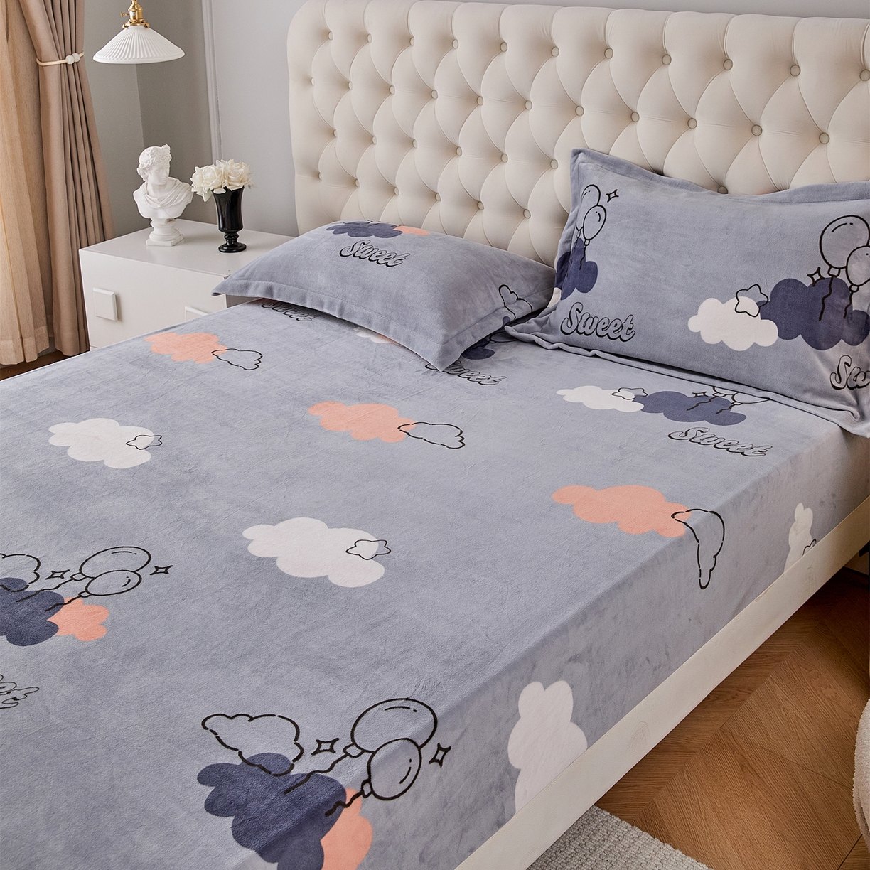 91家纺网 家纺一手货源 找家纺 锦罗绣 2025新款230克牛奶绒印花单床笠 甜蜜宝贝