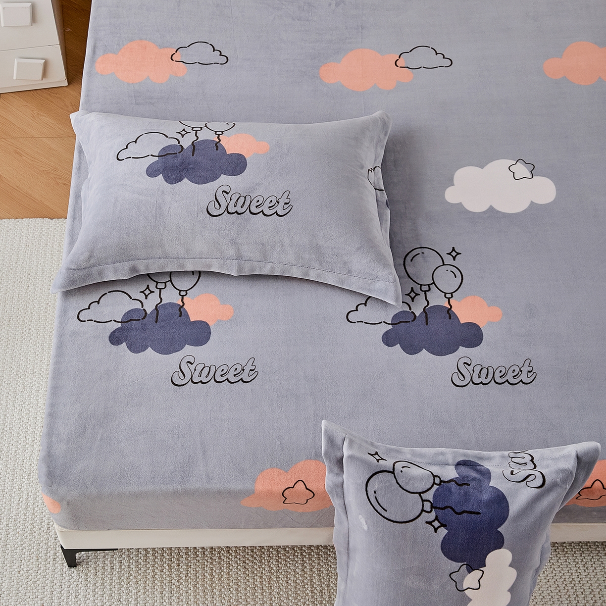 91家纺网 家纺一手货源 找家纺 锦罗绣 2025新款230克牛奶绒印花单床笠 甜蜜宝贝