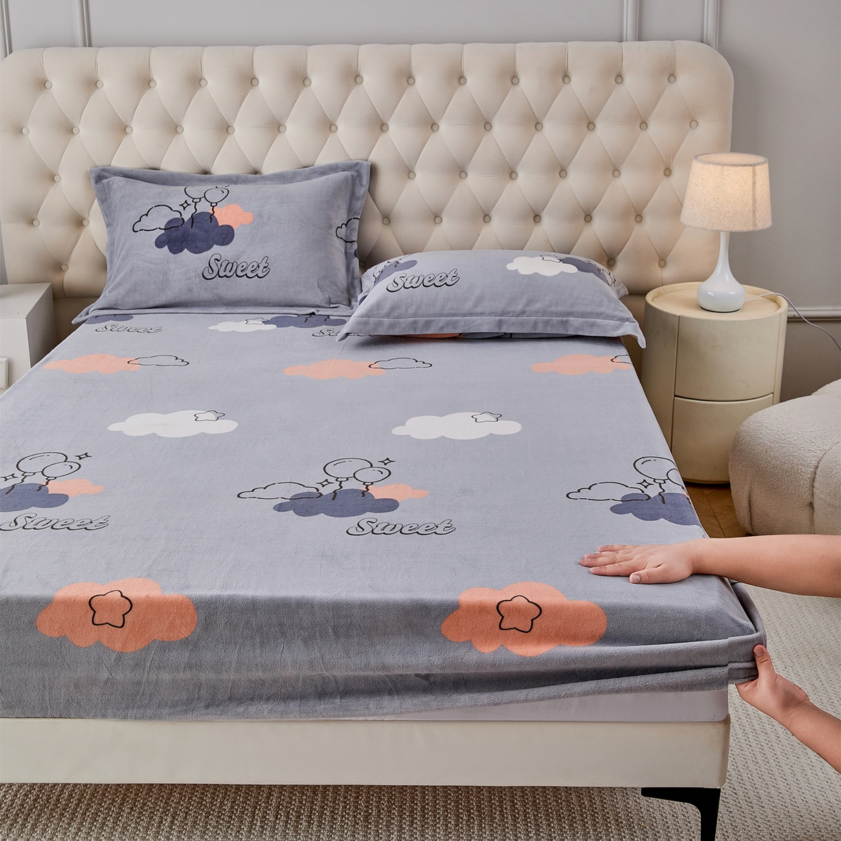 91家纺网 家纺一手货源 找家纺 锦罗绣 2025新款230克牛奶绒印花单床笠 甜蜜宝贝