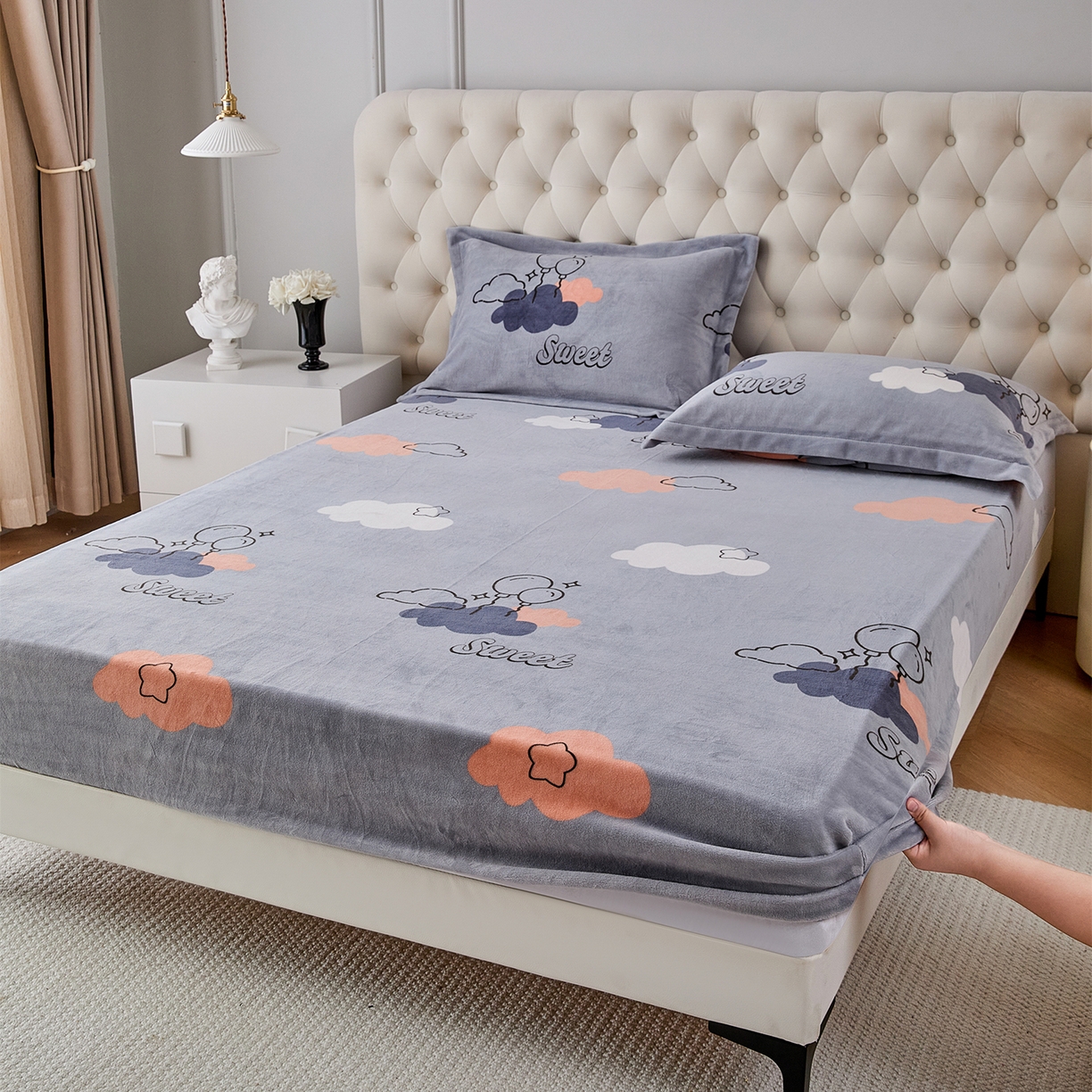 91家纺网 家纺一手货源 找家纺 锦罗绣 2025新款230克牛奶绒印花单床笠 甜蜜宝贝