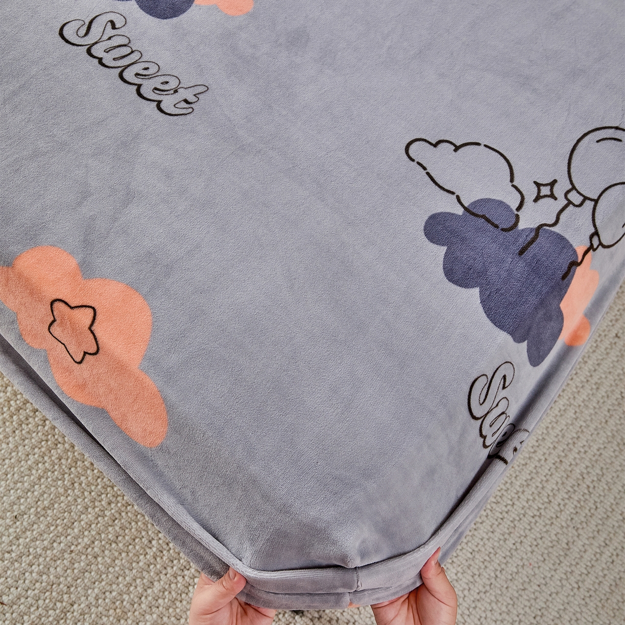 91家纺网 家纺一手货源 找家纺 锦罗绣 2025新款230克牛奶绒印花单床笠 甜蜜宝贝