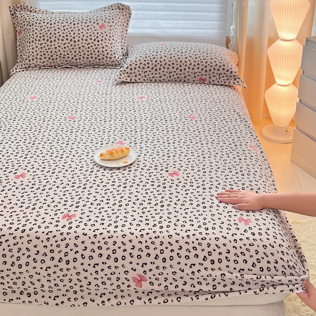 91家纺网 家纺一手货源 找家纺 锦罗绣 2025新款230克牛奶绒印花单床笠 樱结绮梦