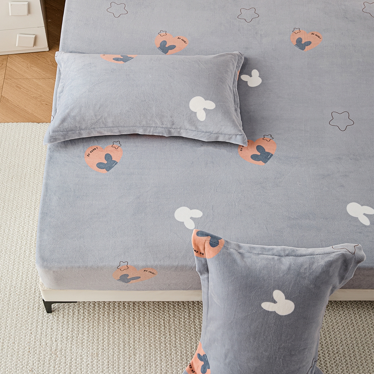 91家纺网 家纺一手货源 找家纺 锦罗绣 2025新款230克牛奶绒印花单床笠 遇见