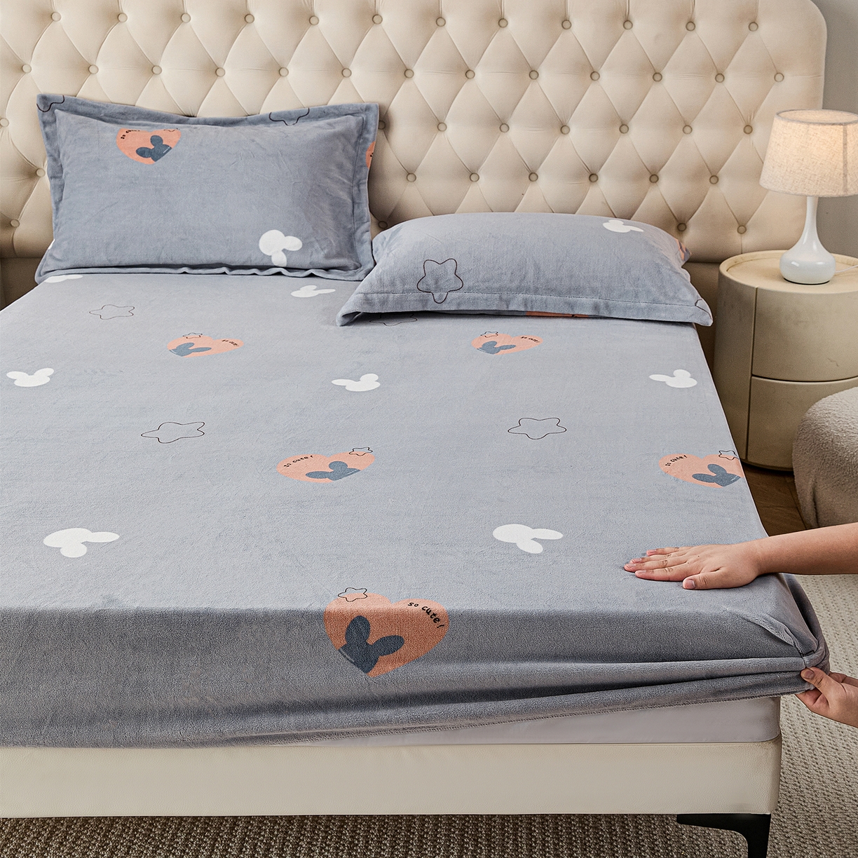 91家纺网 家纺一手货源 找家纺 锦罗绣 2025新款230克牛奶绒印花单床笠 遇见