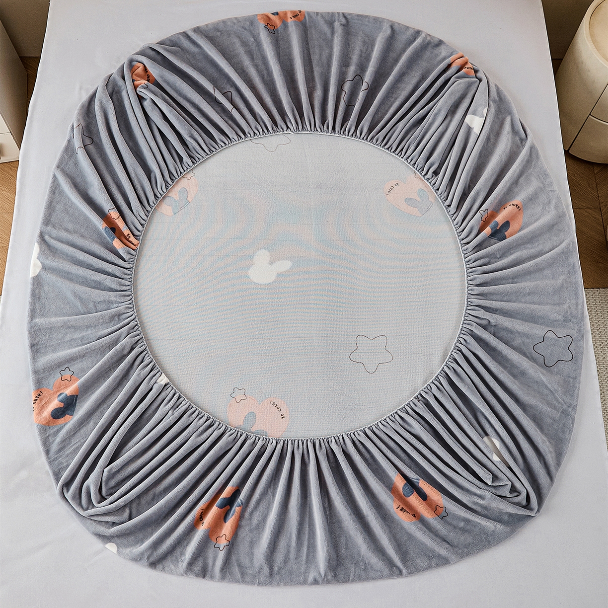 91家纺网 家纺一手货源 找家纺 锦罗绣 2025新款230克牛奶绒印花单床笠 遇见