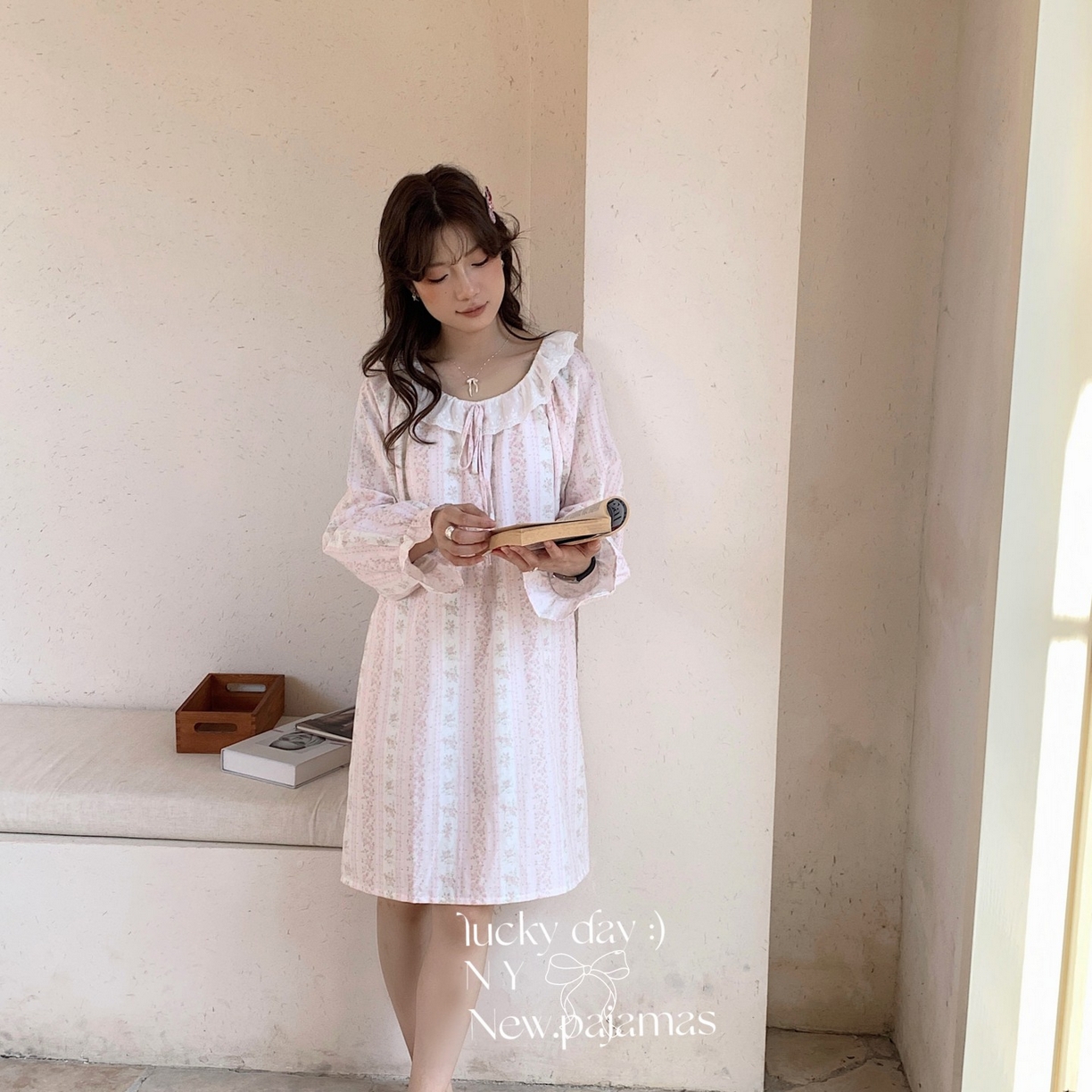 纽约生活 2025新款系绳胸垫蕾丝裙 秘密花园