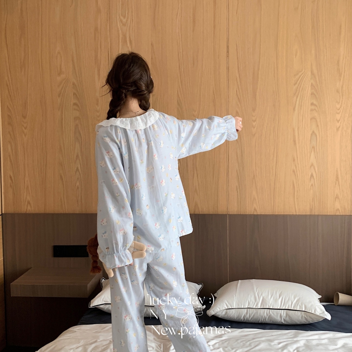 91家纺网 家纺一手货源 找家纺 纽约生活 2025新款系绳胸垫蕾丝套装 蓝爱心KT