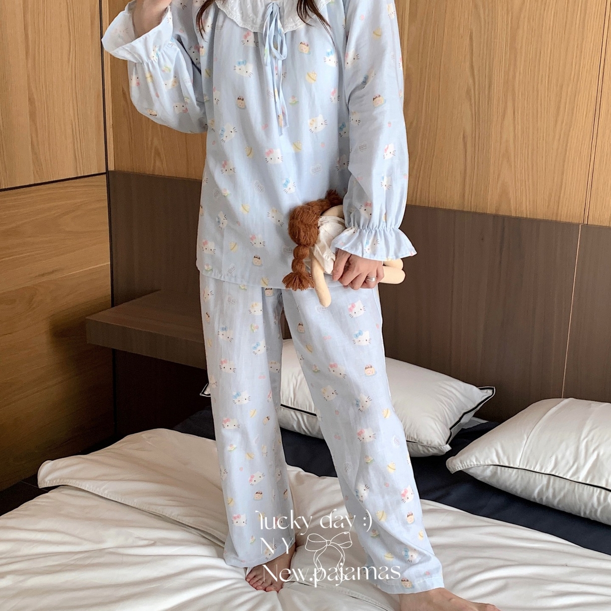 91家纺网 家纺一手货源 找家纺 纽约生活 2025新款系绳胸垫蕾丝套装 蓝爱心KT