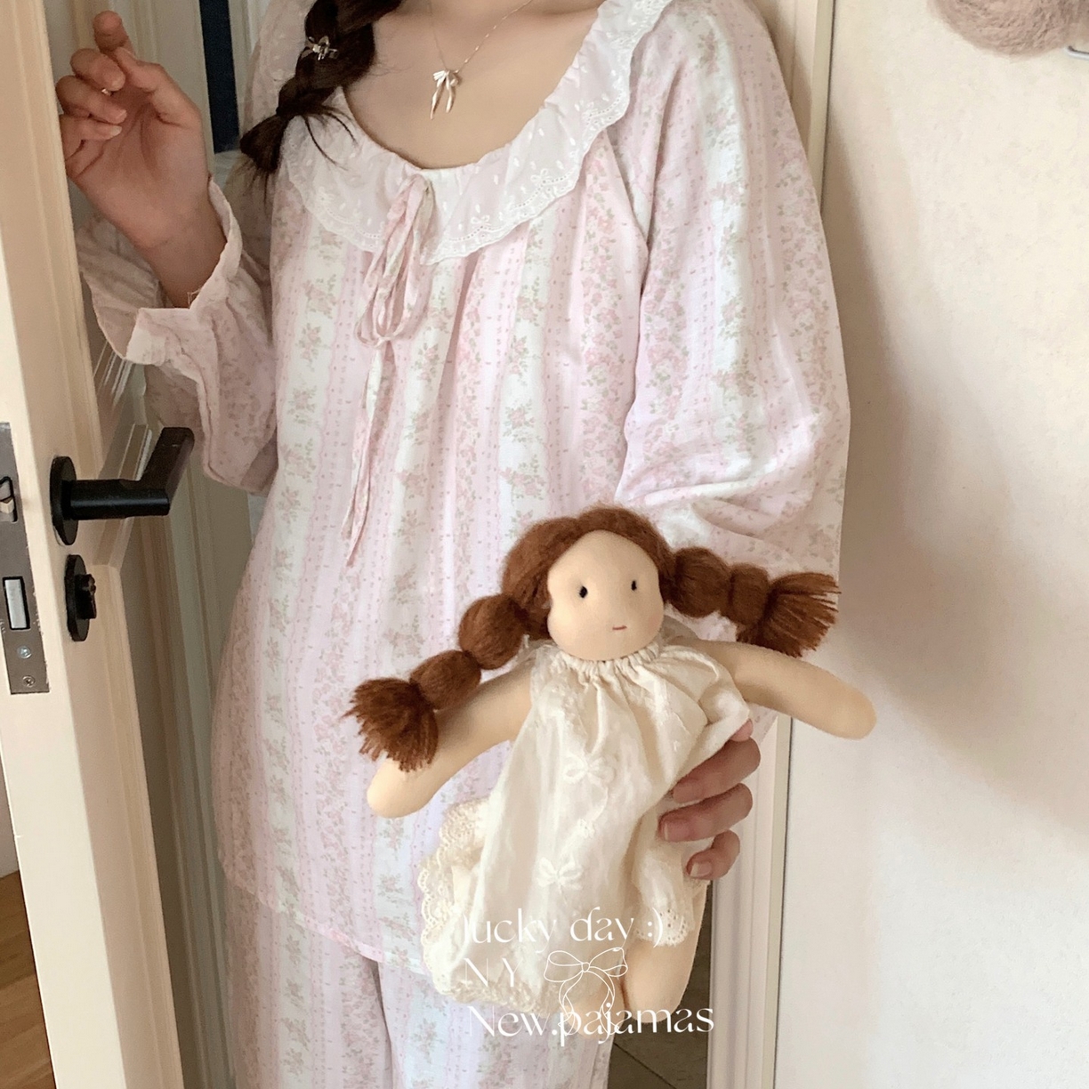 91家纺网 家纺一手货源 找家纺 纽约生活 2025新款系绳胸垫蕾丝套装 秘密花园