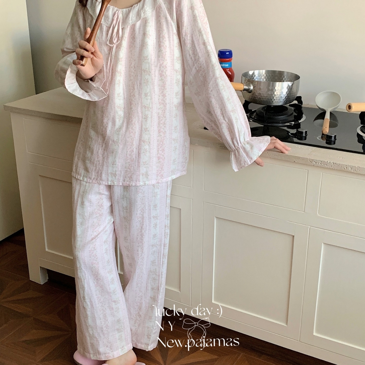 91家纺网 家纺一手货源 找家纺 纽约生活 2025新款系绳胸垫蕾丝套装 秘密花园