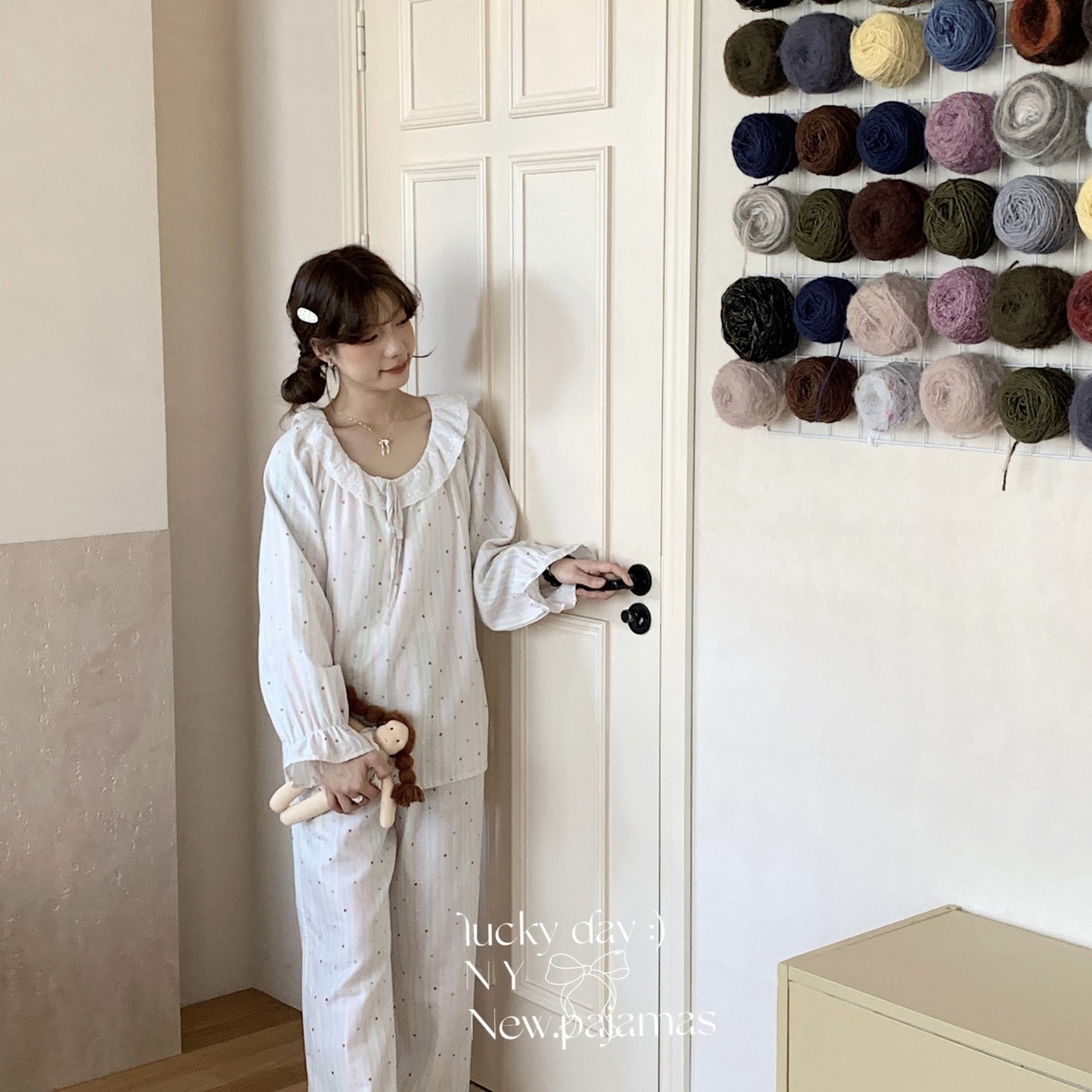 91家纺网 家纺一手货源 找家纺 纽约生活 2025新款系绳胸垫蕾丝套装 奶油条纹