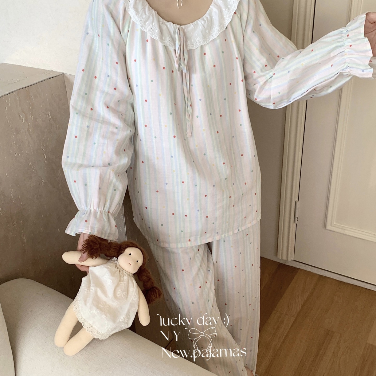 91家纺网 家纺一手货源 找家纺 纽约生活 2025新款系绳胸垫蕾丝套装 奶油条纹