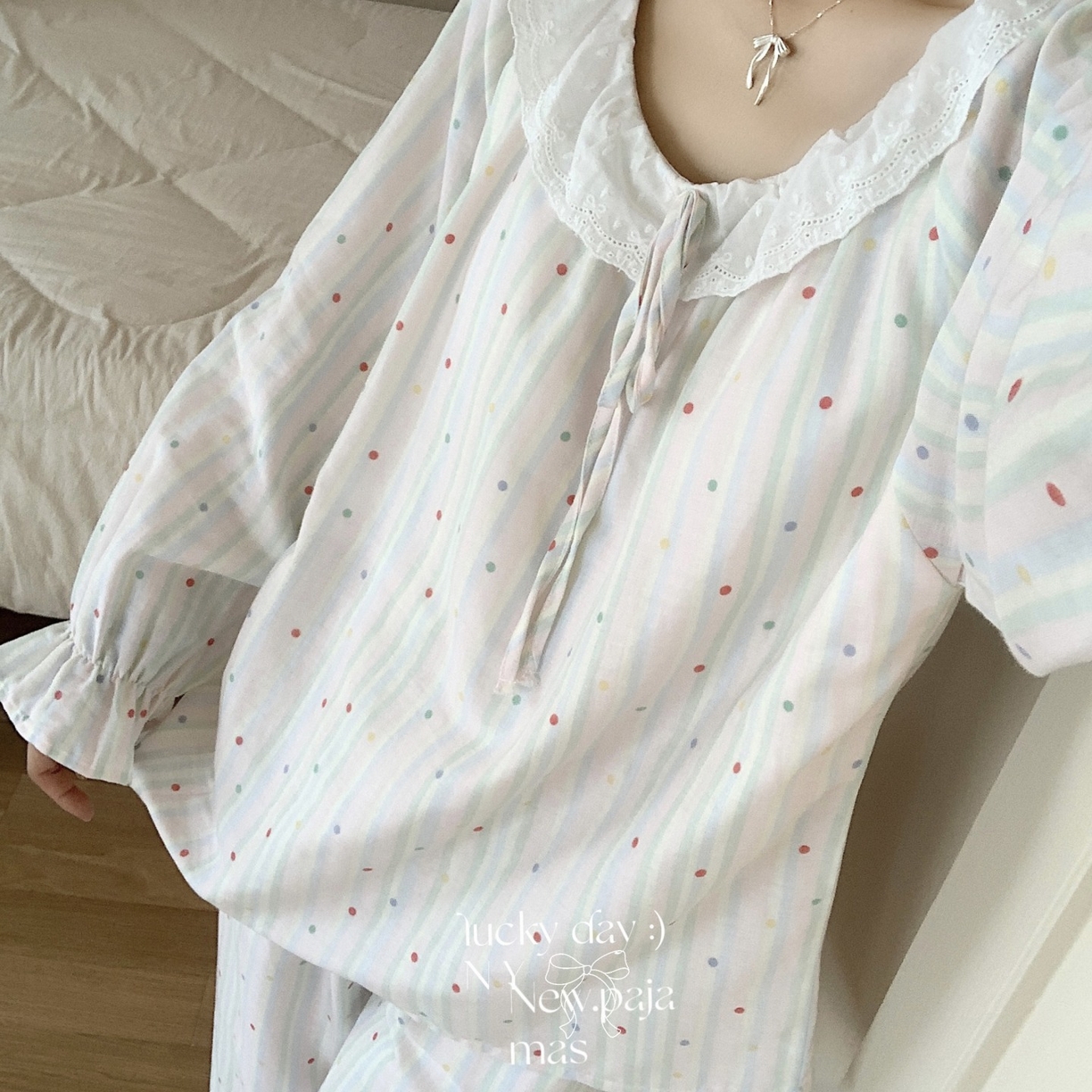 91家纺网 家纺一手货源 找家纺 纽约生活 2025新款系绳胸垫蕾丝套装 奶油条纹