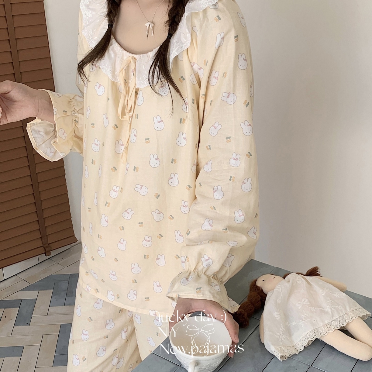 91家纺网 家纺一手货源 找家纺 纽约生活 2025新款系绳胸垫蕾丝套装 樱桃米菲兔