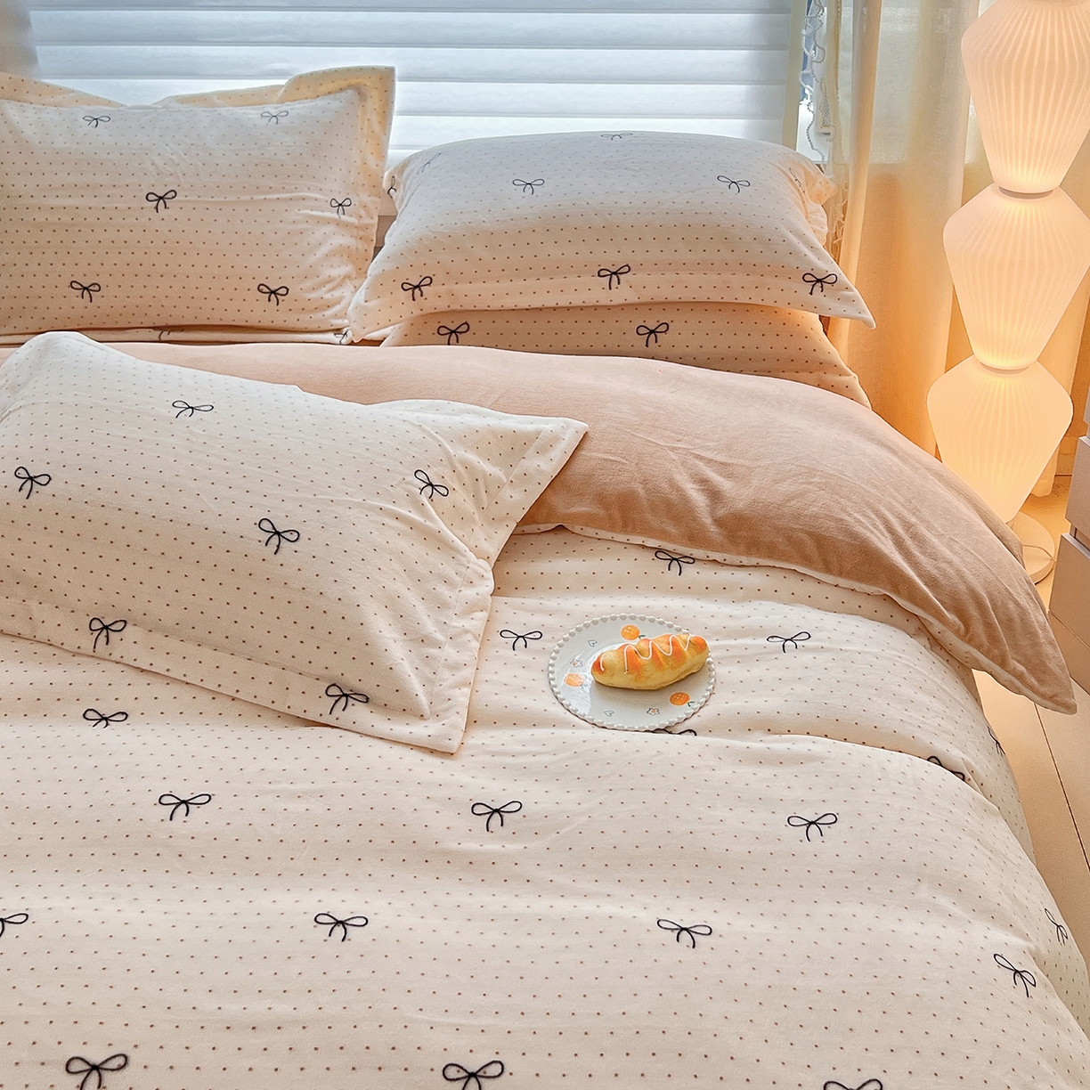 91家纺网 家纺一手货源 找家纺 锦罗绣 2025新款230克牛奶绒印花四件套 爱心结