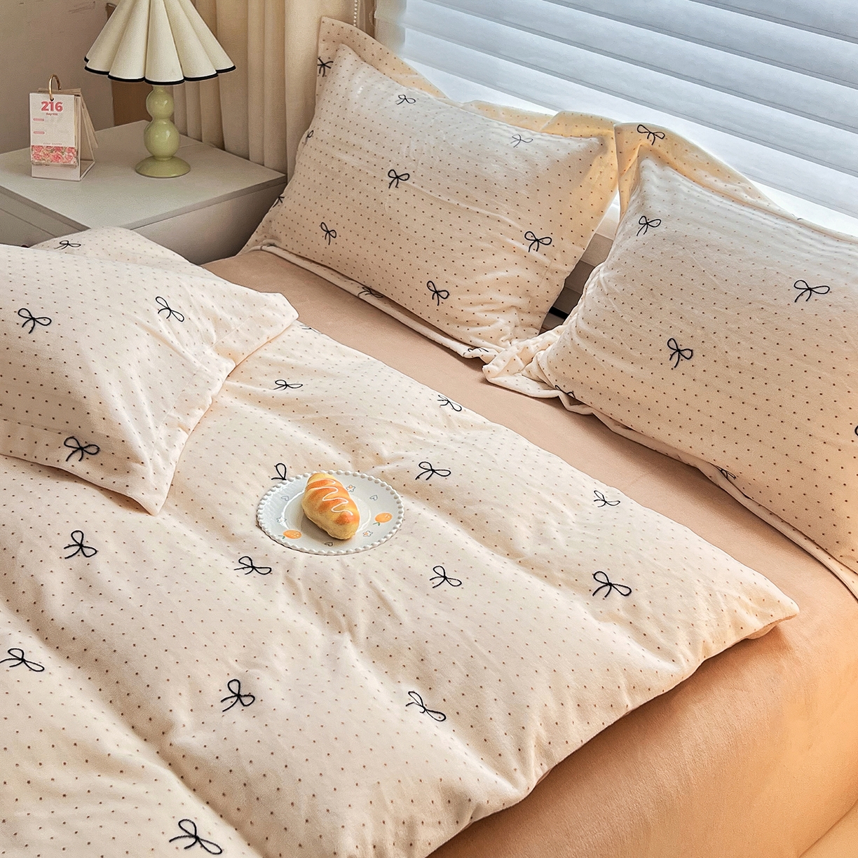 91家纺网 家纺一手货源 找家纺 锦罗绣 2025新款230克牛奶绒印花四件套 爱心结