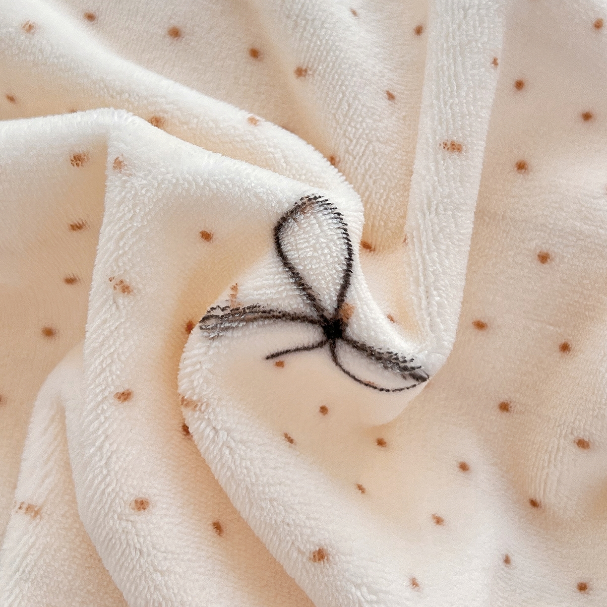 91家纺网 家纺一手货源 找家纺 锦罗绣 2025新款230克牛奶绒印花四件套 爱心结