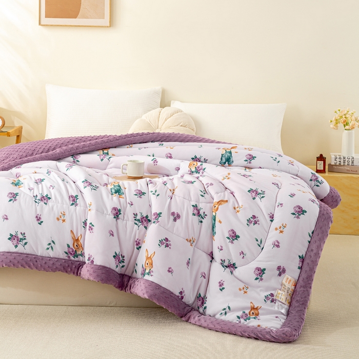 91家纺网 家纺一手货源 找家纺 美梦之都 2025新款A类水洗豆豆绒印花大豆被子被芯 花田兔