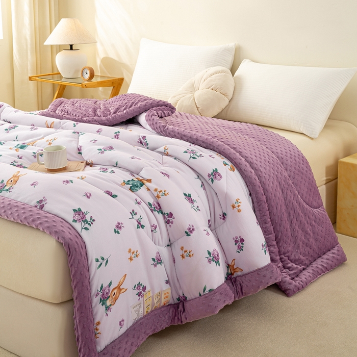 91家纺网 家纺一手货源 找家纺 美梦之都 2025新款A类水洗豆豆绒印花大豆被子被芯 花田兔