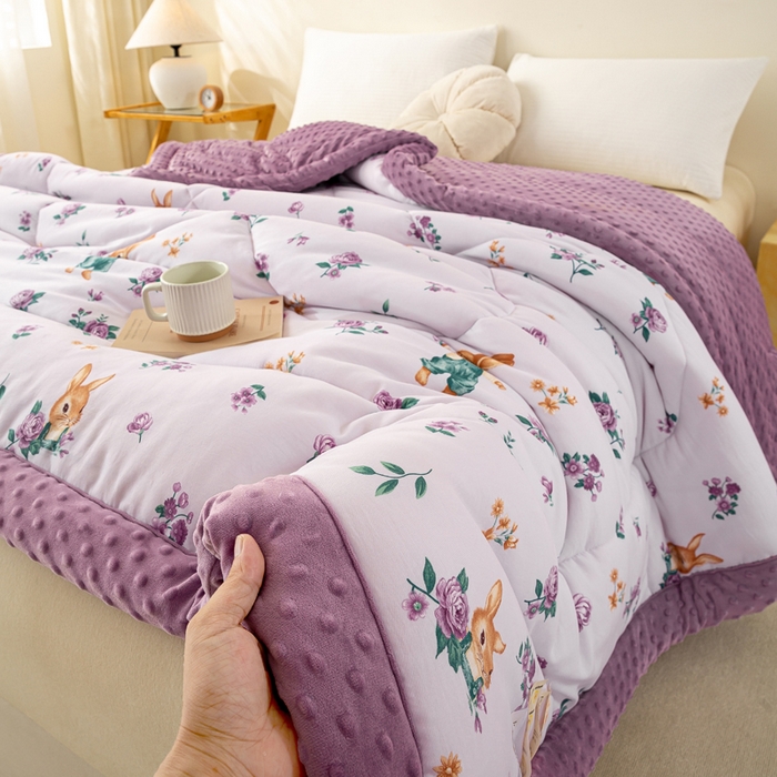 91家纺网 家纺一手货源 找家纺 美梦之都 2025新款A类水洗豆豆绒印花大豆被子被芯 花田兔