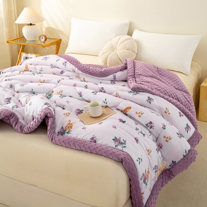 91家纺网 家纺一手货源 找家纺 美梦之都 2025新款A类水洗豆豆绒印花大豆被子被芯 花田兔