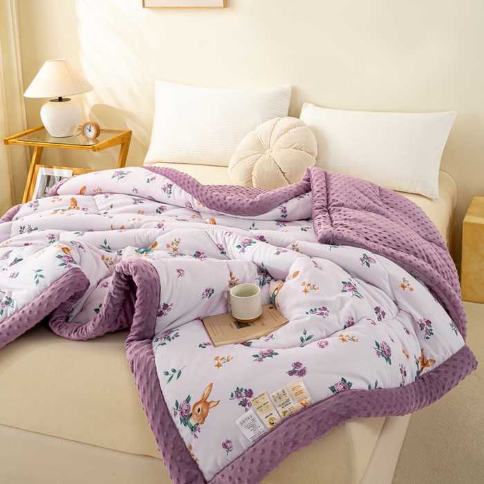 91家纺网 家纺一手货源 找家纺 美梦之都 2025新款A类水洗豆豆绒印花大豆被子被芯 花田兔