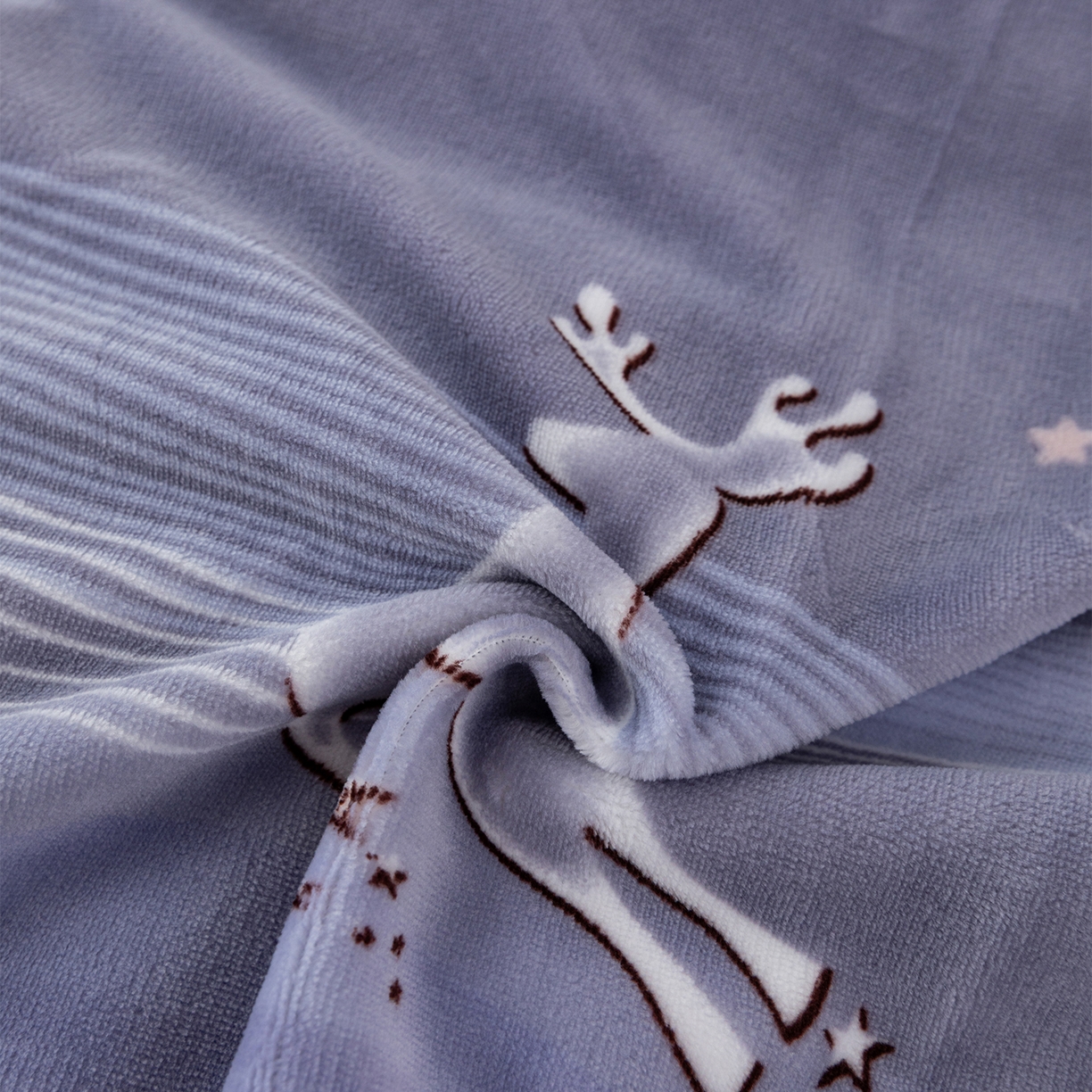 91家纺网 家纺一手货源 找家纺 锦罗绣 2025新款230克牛奶绒印花四件套 匆匆那年